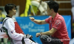 <U대회> 작전 지시하는 최영석 감독