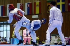 <U대회> 공격하는 이란 라자비