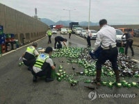 도로에 쏟아진 소주 맥주병 와장창