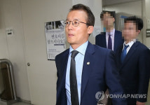 법정향하는 엘리엇 법률대리인