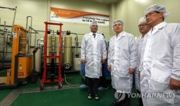 나노 바이오 기능성 화장품 생산 라인 둘러보는 황교안 총리