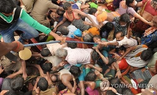 인도 쿰브 멜라 압사사고로 최소 15~40명 사망, 수백명 부상