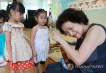 아이들 바이올린 튜닝해주는 정경화