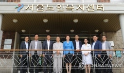 김승희 식약처장, 노인복지센터 급식시설 방문