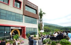 산청 양계업자가 농장에 지은 산골박물관