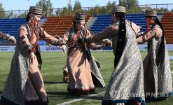 친선특급 단원들 환영하는 전통공연