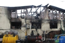 옥천 상가서 불, 조립식 점포 3곳 태워…10여명 대피소동