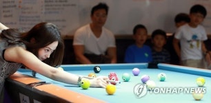 재능기부, 포켓볼 시범 보이는 차유람