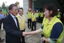 근무자 격려하는 문재인 대표