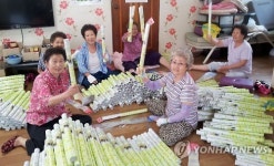 파주시 경로당 어르신들은 용돈 벌이 중