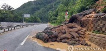 미시령도로 비탈면 토사유출…응급복구 완료