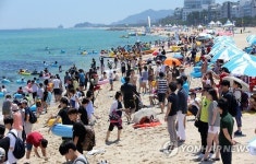 모처럼 무더운 휴일…경포 피서객 북적