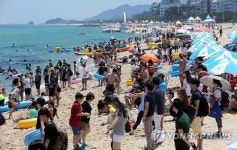 모처럼 무더운 휴일…경포 피서객 북적