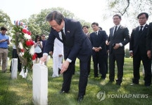 워커 장군 묘 찾은 김무성