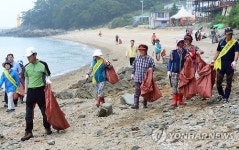  피서객을 위해서 화성 국화도 환경정화