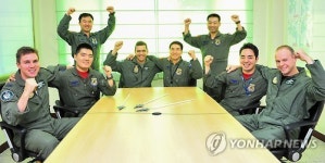 파이팅 외치는 102전투비행대대·호주 공군 77대대 조종사들