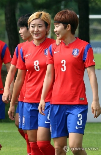 운동장 들어서는 여자축구대표팀