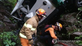 인제서 도로변 계곡으로 1톤 트럭 추락…4명 다쳐