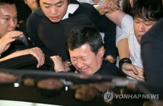 차에 오르는 신동주 전 부회장