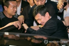 차에 오르는 신동주 전 부회장