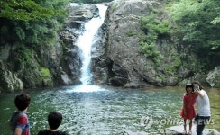 불볕더위 날리는 시원한 폭포 피서