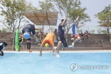 경남 고성 당항포관광지에서 물놀이 열중인 어린이들