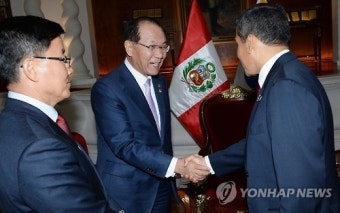 악수하는 황우여 부총리와 페루 대통령