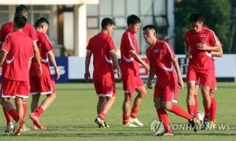 훈련하는 북한 축구대표팀