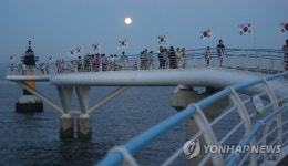 보름달 뜬 송도 구름산책로