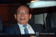 신동주 전 부회장 자택 나서는 김기병 롯데관광개발 회장