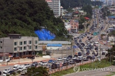 주차장 된 동해안 피서지 도로