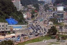 주차장 된 동해안 피서지 도로