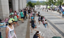 휴식공간으로 변한 세종문화회관 입구