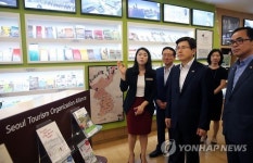 황 총리, 명동 관광정보센터 방문