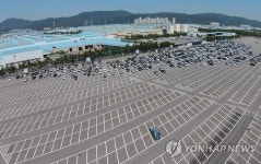 휴가 떠난 현대차…한산한 주차장