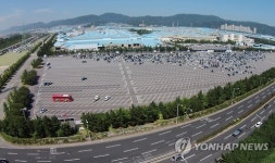 휴가 떠난 현대차…한산한 주차장