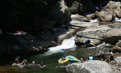 지리산 피아골 계곡물에 첨벙