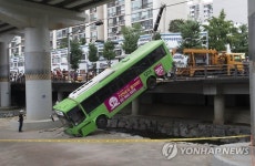 상계역 앞 지나던 버스 하천으로 추락