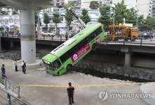 상계역 근처 하천으로 추락한 버스