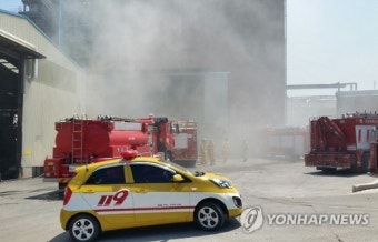 포항 폐기물처리업체 소각로 불…진화 중