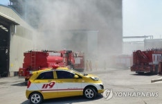 포항 폐기물처리업체 소각로 불…진화 중