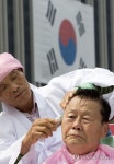 삭발식하는 희생자 유가족협동조합 회원