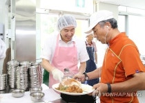 급식 봉사활동하는 조길형 충주시장
