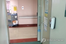 화장실과 가까운 출입문