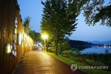 충주 호암지에 조성된 별자리 산책로