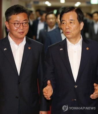 국무회의 입장하는 국방·통일장관