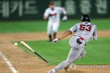 기습번트하는 최정민