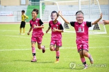 기뻐하는 JS드림컵 우승 선수들