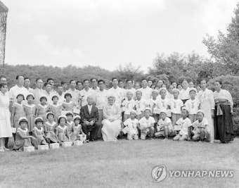 이승만 대통령 부부와 광복 10주년 해방 어린이들