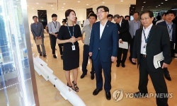 엘아이지(LIG)넥스원판교어린이집 | LIG넥스원 판교R&D센터 찾은 이기권 장관